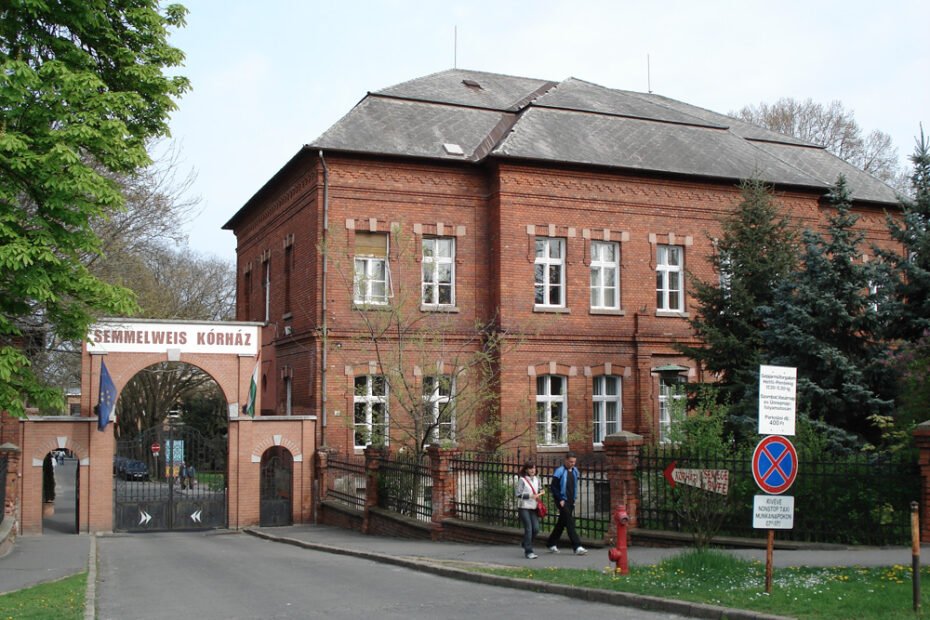 Entrada principal del hospital Semmelweis de Miskolc, Hungría