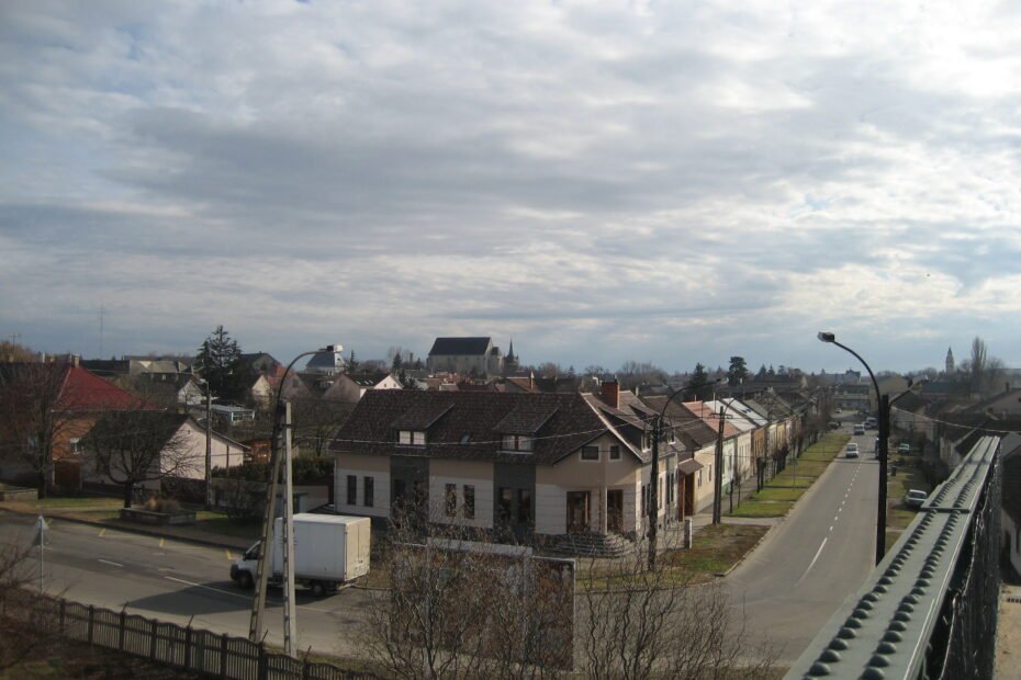 Vista de Nyírbátor desde una pasarela cercana a la estación, con una iglesia al fondo