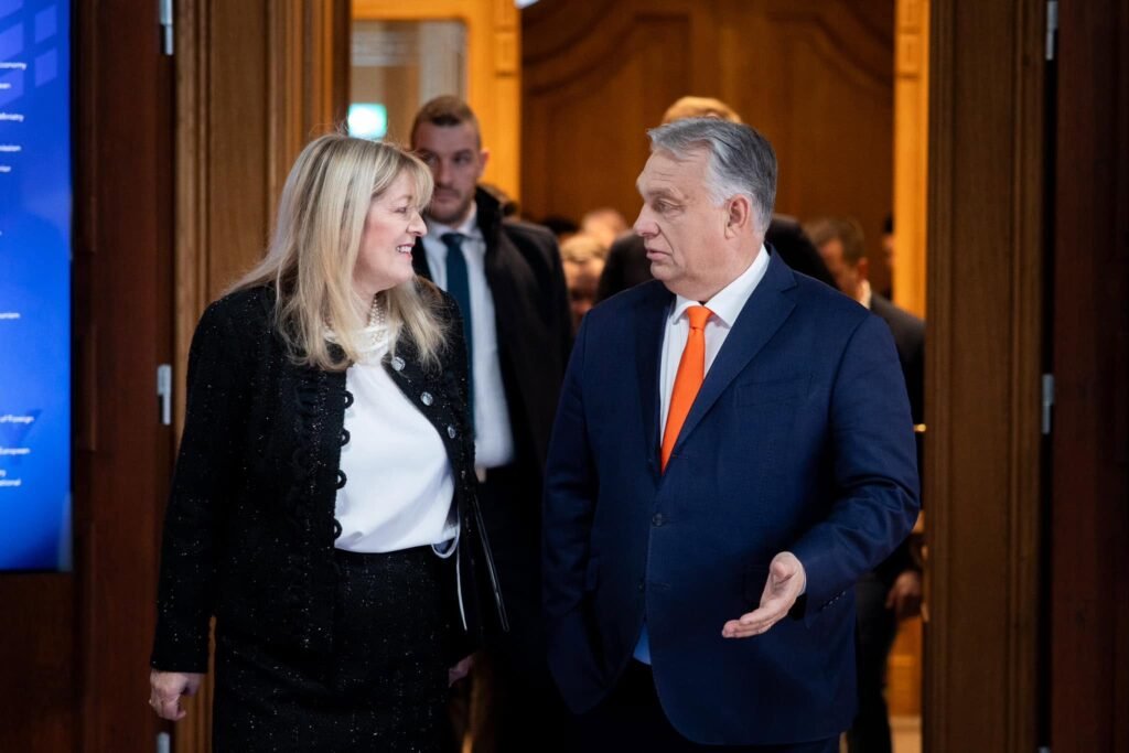 Mária Schmidt conversando con Viktor Orbán durante un acto público