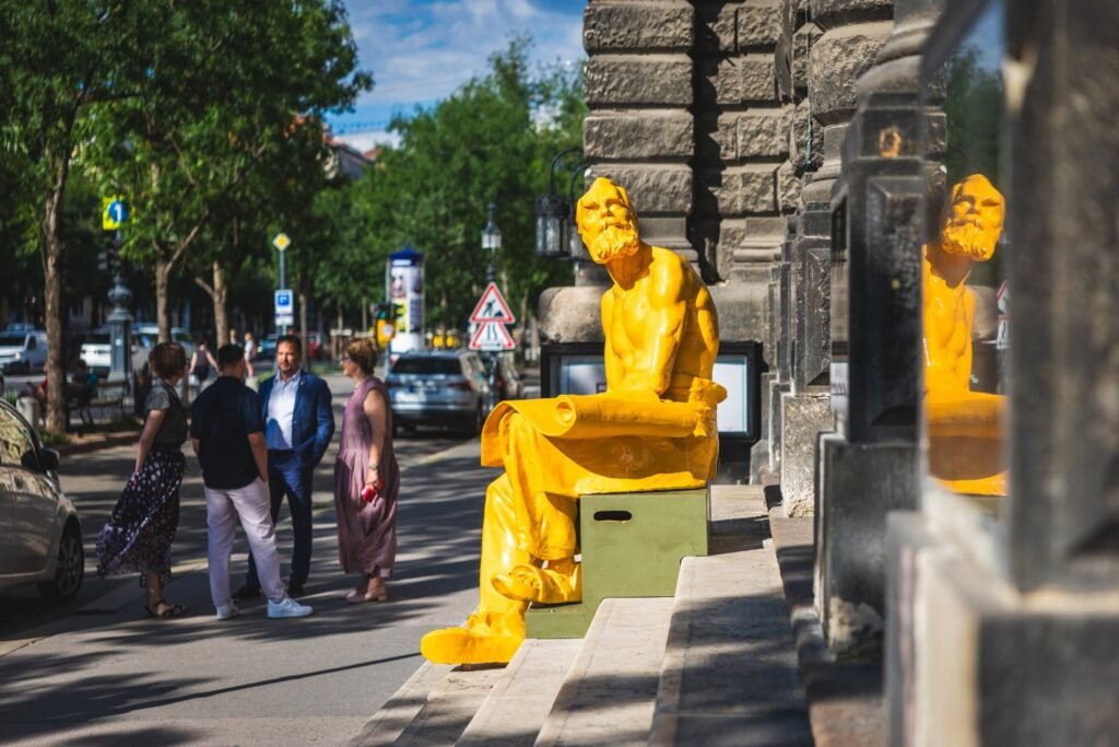 Mihály, reproducción dorada en 3D de una escultura de Alajos Stróbl, en la avenida Andrássy de Budapest