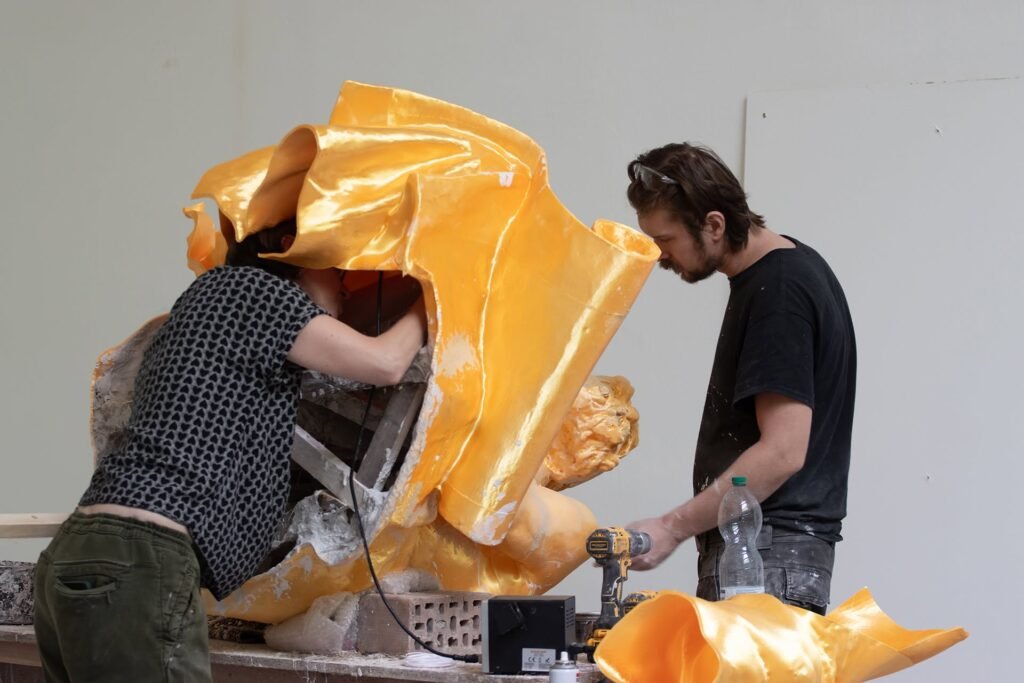 Proceso de montaje de la reproducción en 3D de la escultura Mihály
