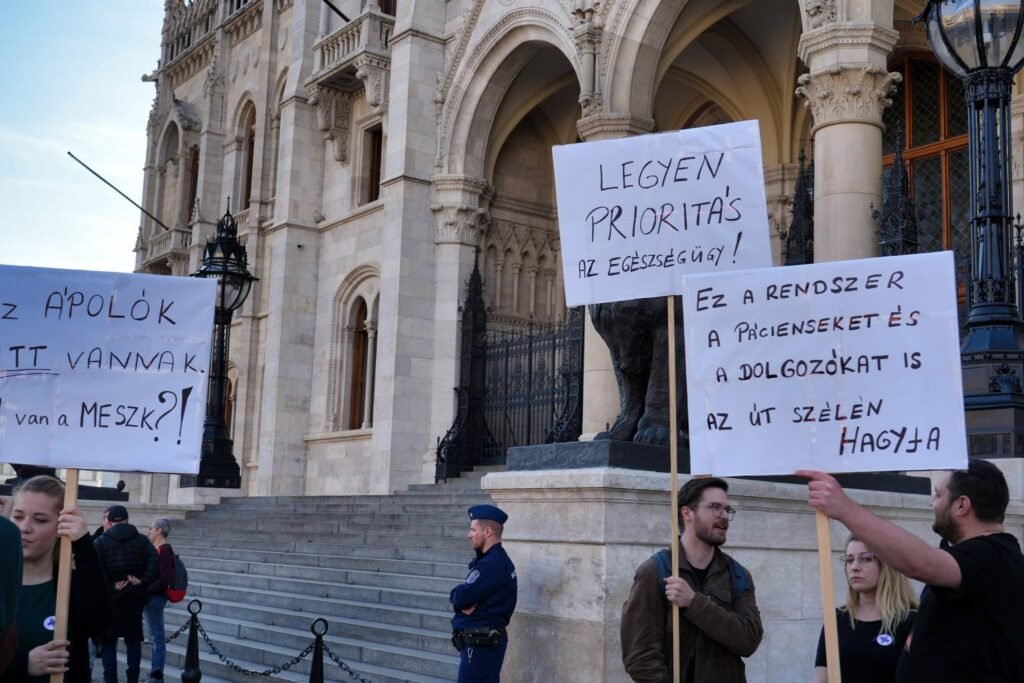 Manifestantes con pancartas que reclaman prioridad para la sanidad delante del Parlamento de Budapest