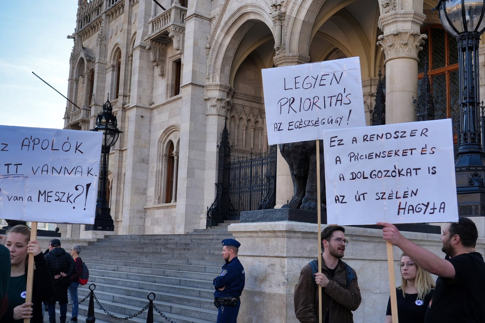 Manifestantes con pancartas que reclaman prioridad para la sanidad delante del Parlamento de Budapest