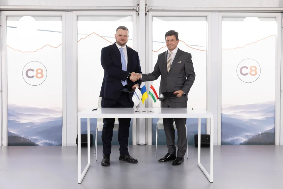Representantes de Naftogaz y MOL tras firmar un memorando para crear reservas estratégicas de combustible para Ucrania en Hungría