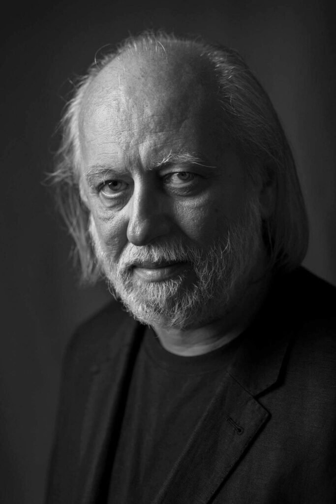 Retrato en blanco y negro de László Krasznahorkai, Premio Nobel de Literatura 2025.