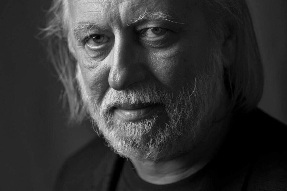 Retrato en blanco y negro de László Krasznahorkai, Premio Nobel de Literatura 2025.