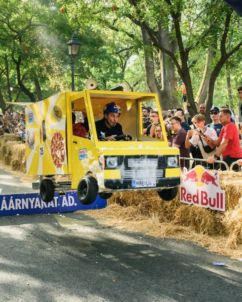 Público junto a la pista del Red Bull Ládaderbi 2026 en el Tabán de Budapest