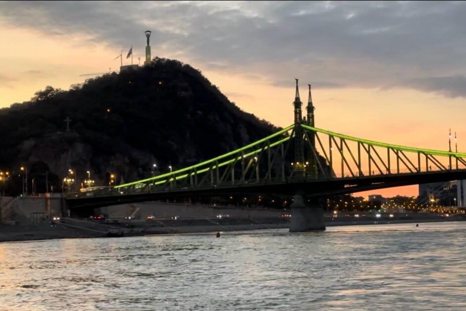 Entrada del Puente de la Libertad de Budapest al atardecer con el tranvía 47