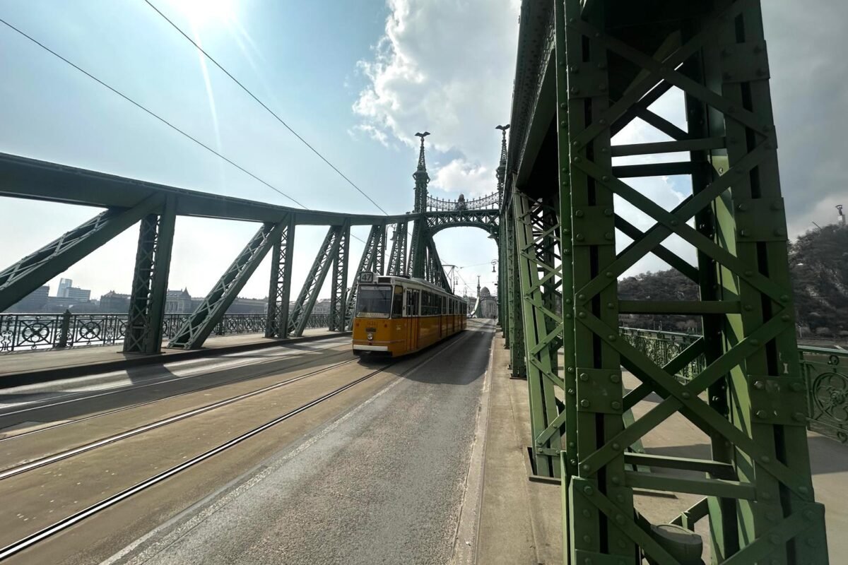 El Puente de la Libertad sobre el Danubio en Budapest con el tranvía 47