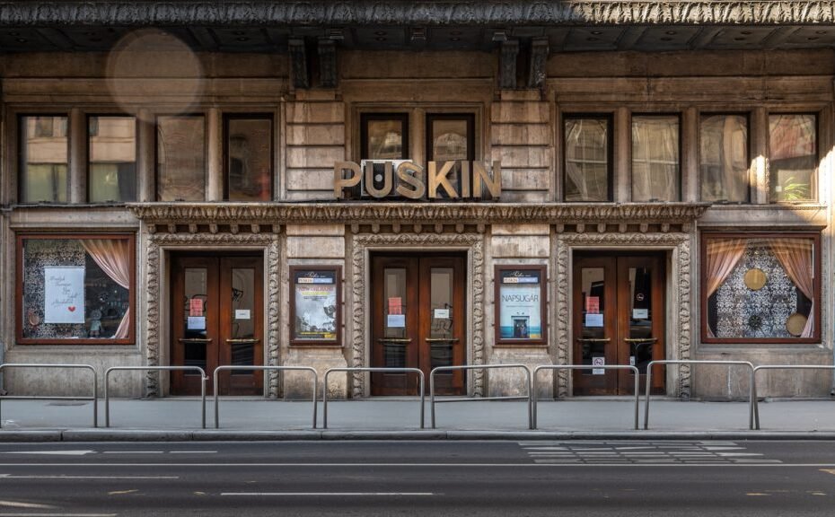 Fachada del Puskin mozi de Budapest, antiguo Fórum mozi.