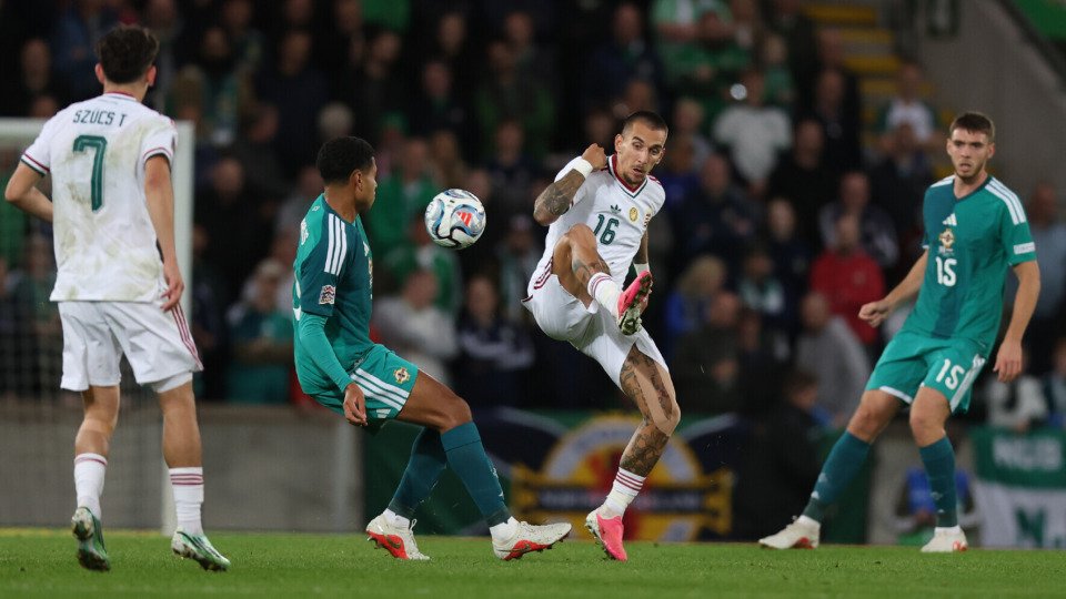 Futbolistas de Hungría e Irlanda del Norte disputan el balón en Belfast