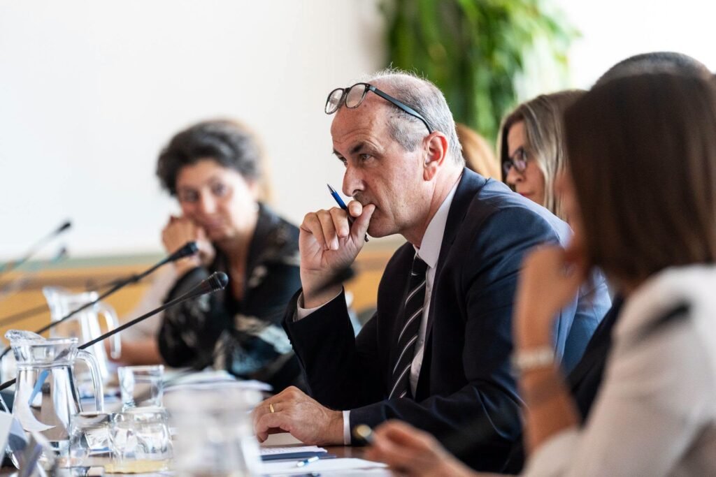 Zsolt Hegedűs durante una reunión de trabajo sobre política sanitaria en Hungría