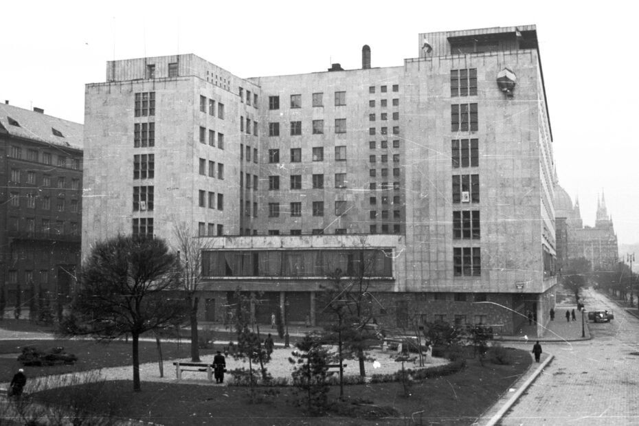 Antigua sede de la ÁVH en Jászai Mari tér, Budapest, durante la Revolución húngara de 1956.
