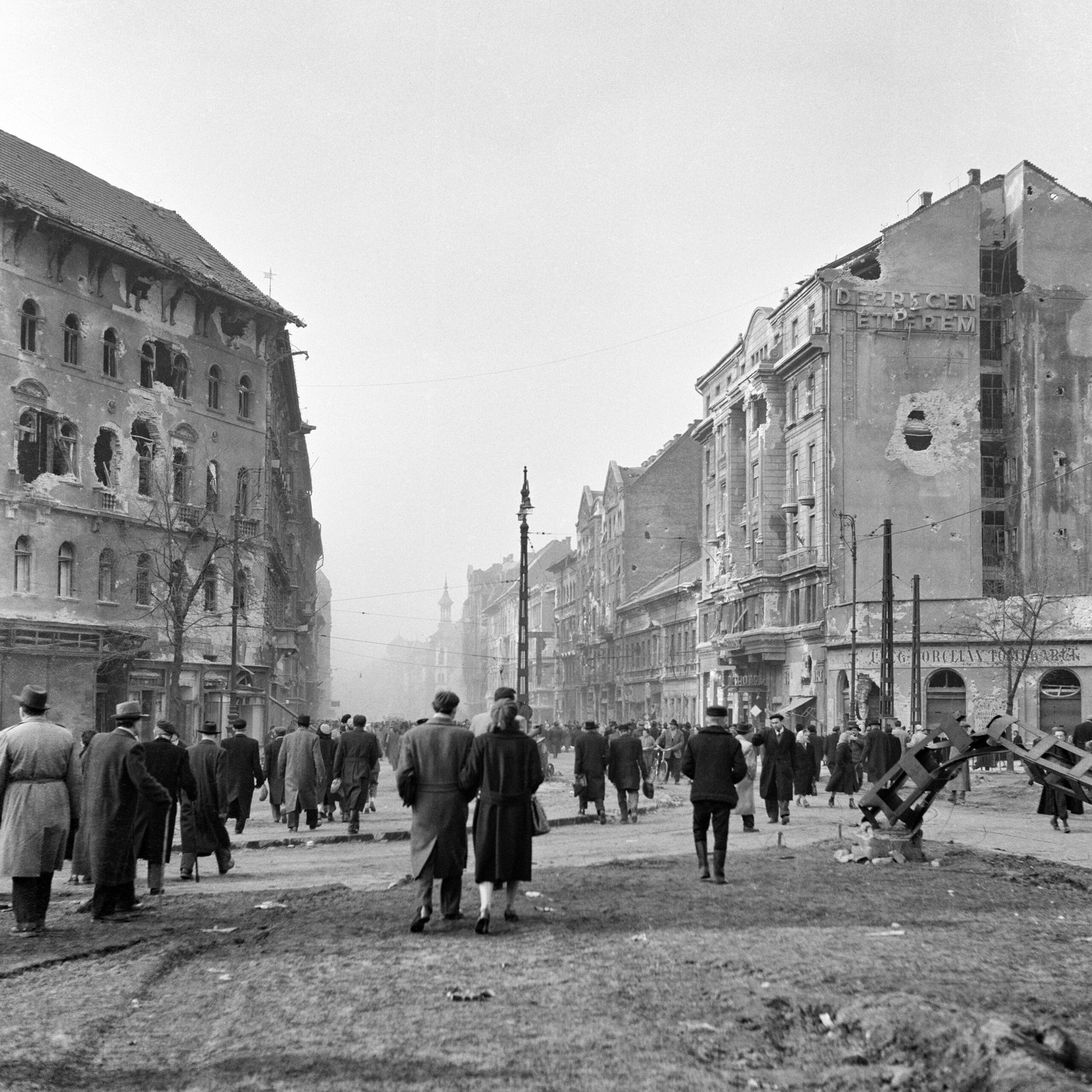 Baross tér és Rákóczi út Budapesten 1956. október 29-én, a harcok nyomaival