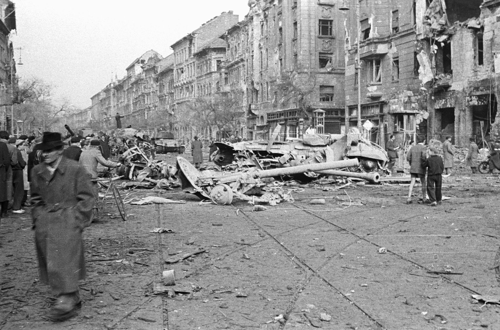 Kilőtt szovjet páncélozott járművek a Corvin köz közelében az 1956-os forradalom idején