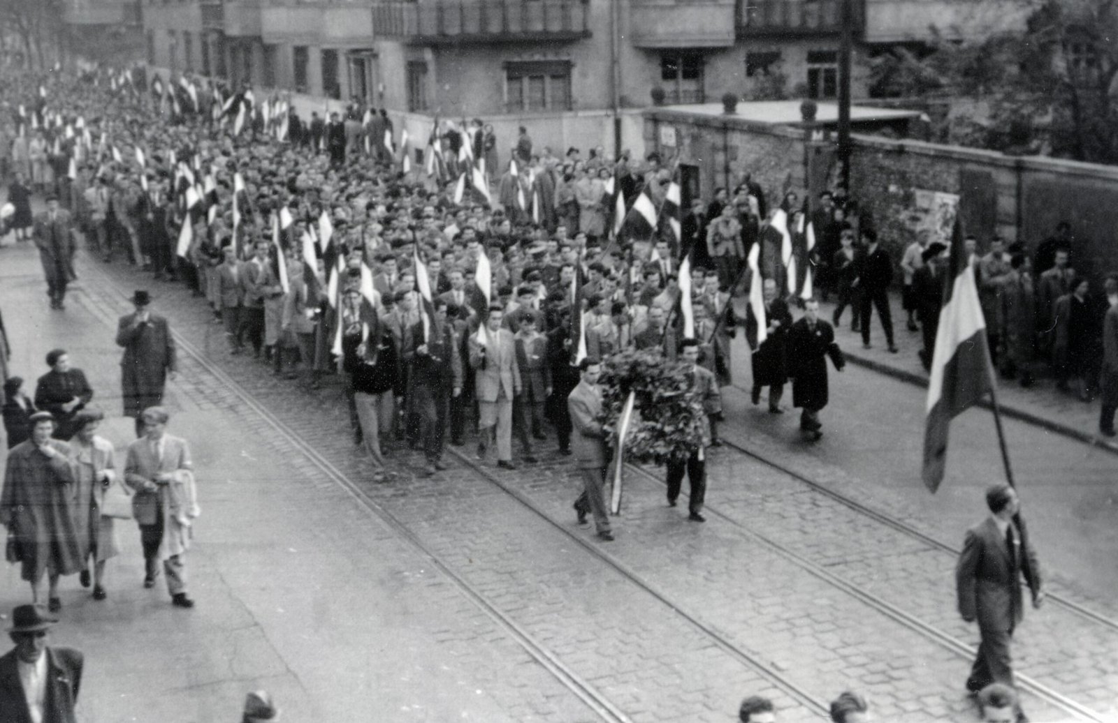 Diákok vonulnak a Bem rakparton a Bem József tér felé 1956. október 23-án