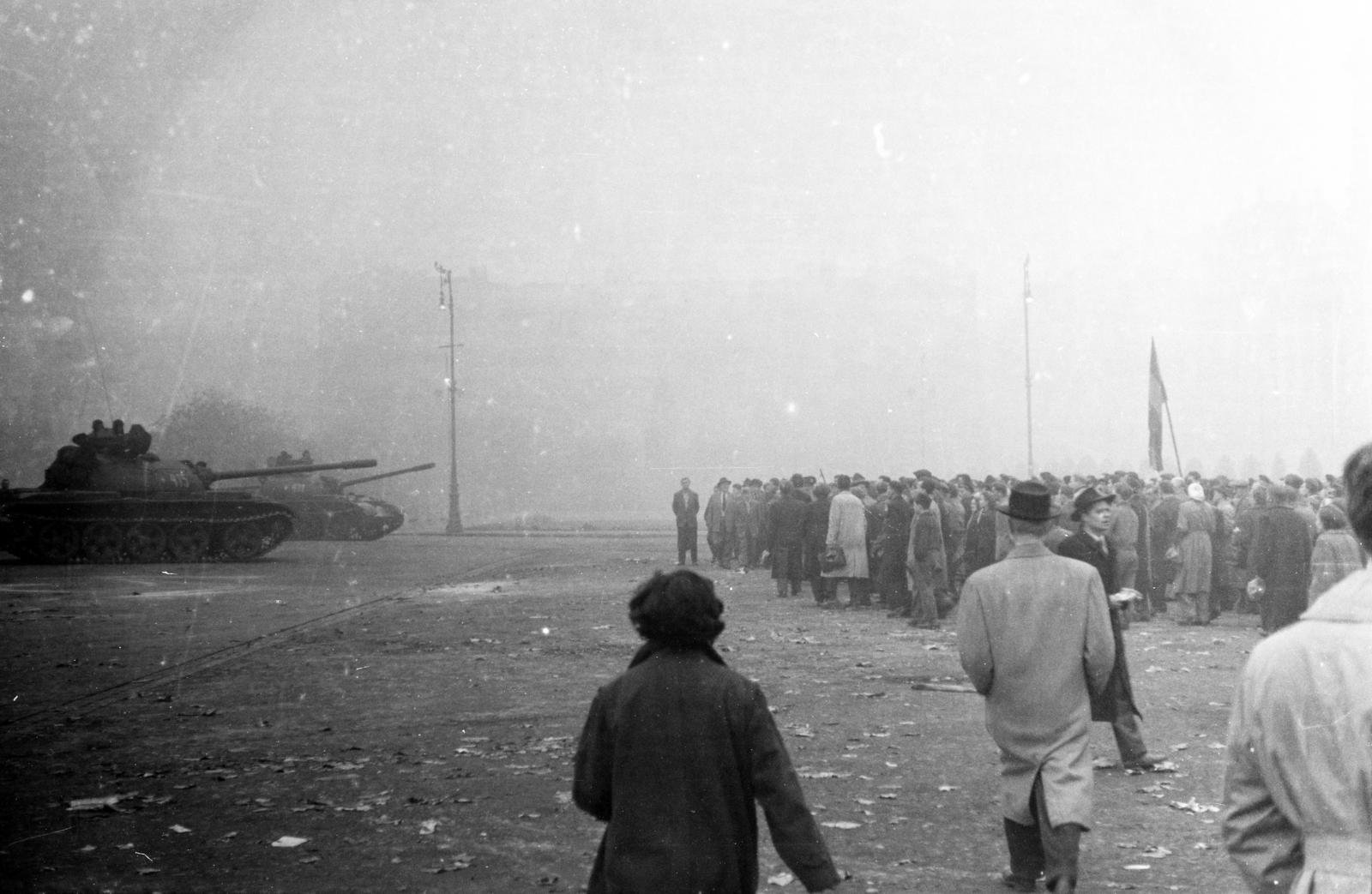 Szovjet T-54-es harckocsik a tüntetőkkel szemben a Kossuth Lajos téren 1956. október 25-én