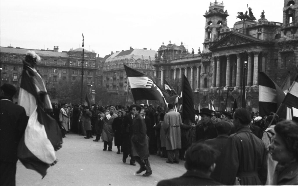 Manifestantes con banderas húngaras en la plaza Kossuth Lajos de Budapest, en 1956.
