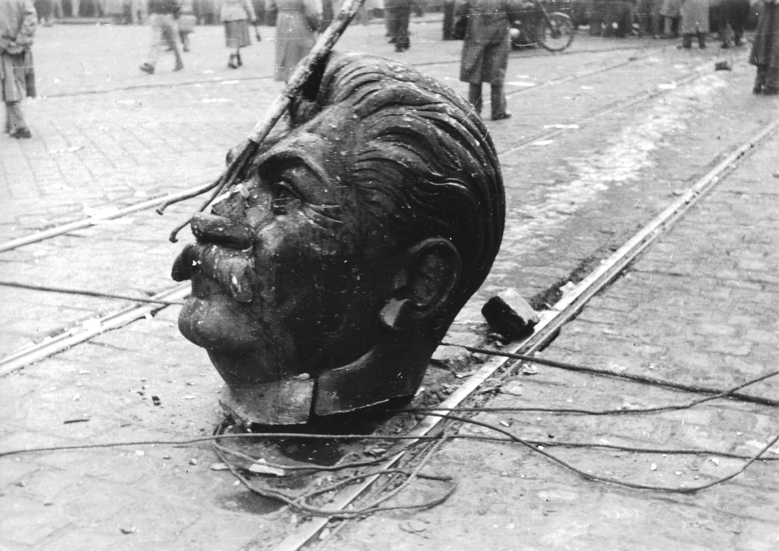 A ledöntött Sztálin-szobor maradványai az 1956-os forradalom idején