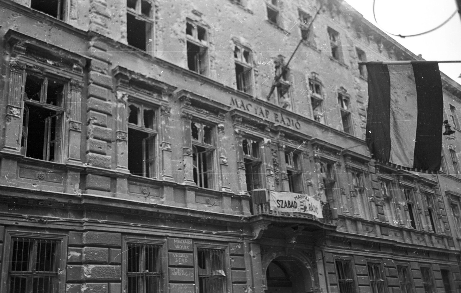 A Magyar Rádió épülete a Bródy Sándor utcában az 1956-os forradalom idején