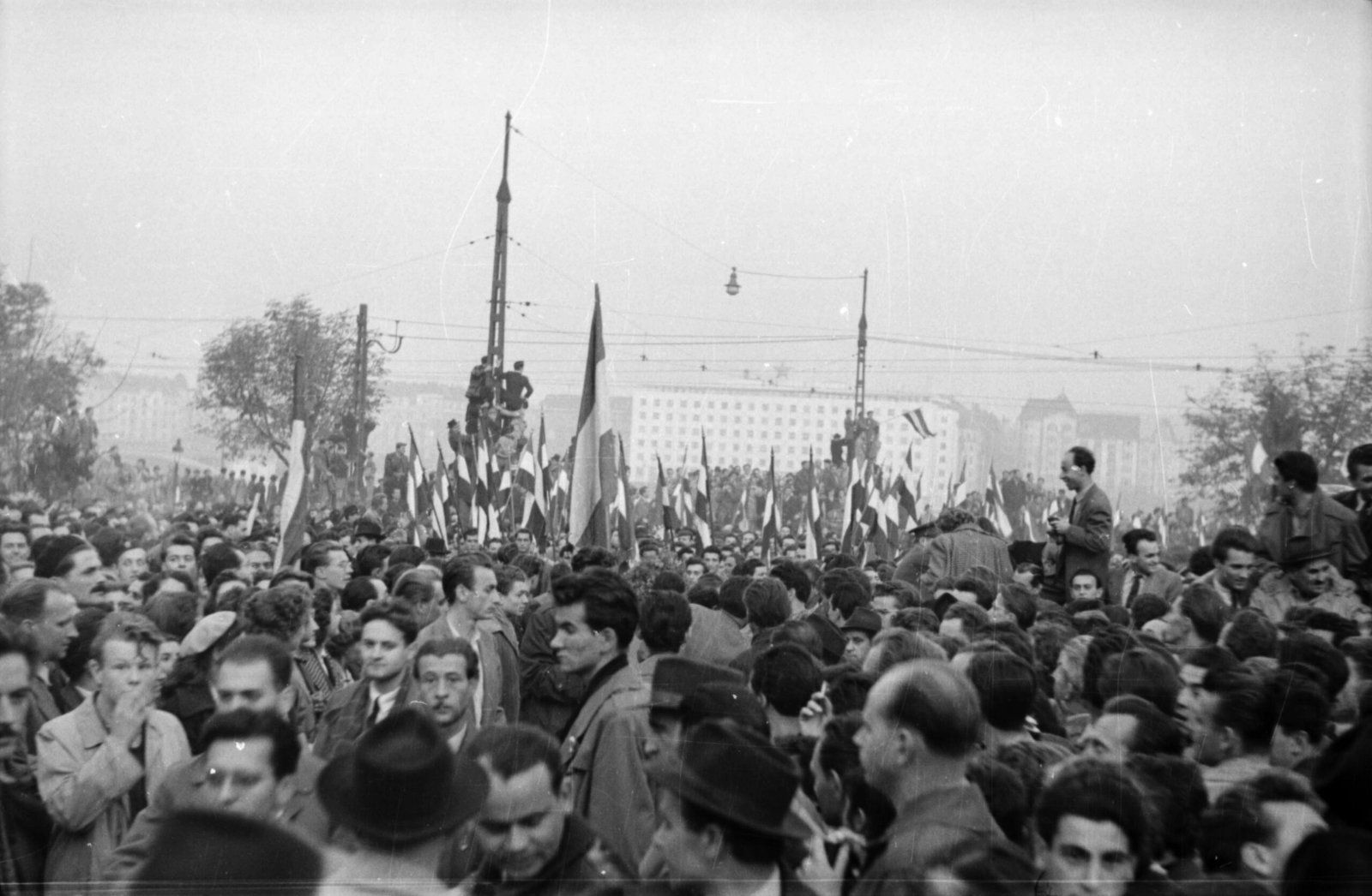 Tömeg a Bem József-szobornál az 1956. október 23-i tüntetésen