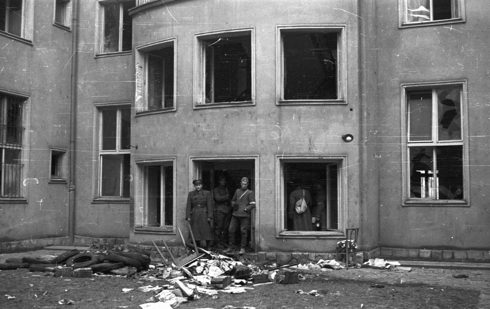 Patio de la sede del comité del VIII distrito del MDP en Köztársaság tér, con ventanas rotas y escombros, Budapest, 1956.