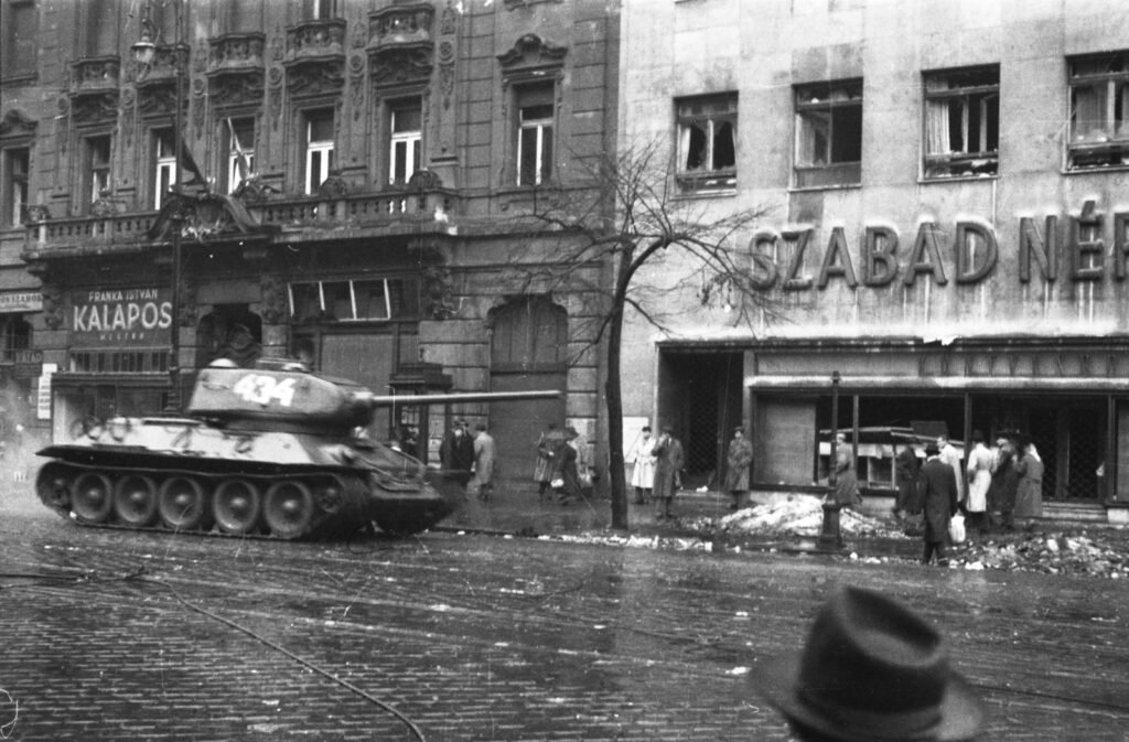 Un tanque y civiles ante la sede del diario Szabad Nép, en József körút, Budapest, en 1956.