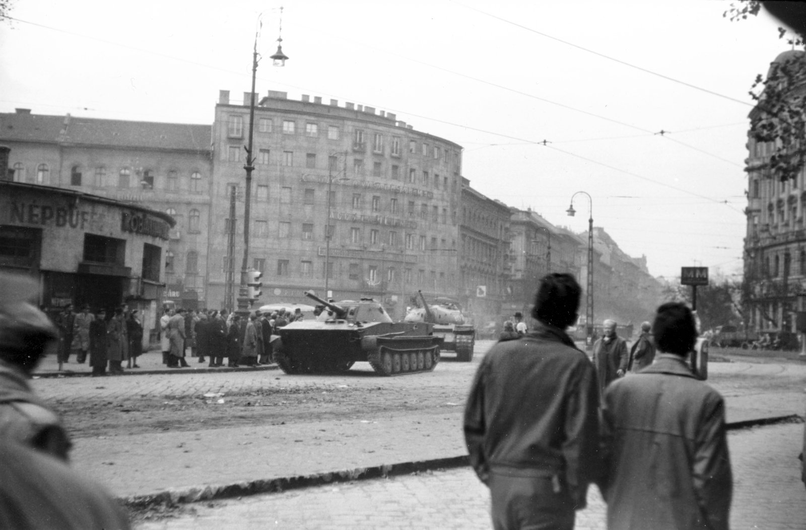 Szovjet harckocsik érkeznek Budapest belvárosába a Nyugati pályaudvarnál 1956. november 4-én