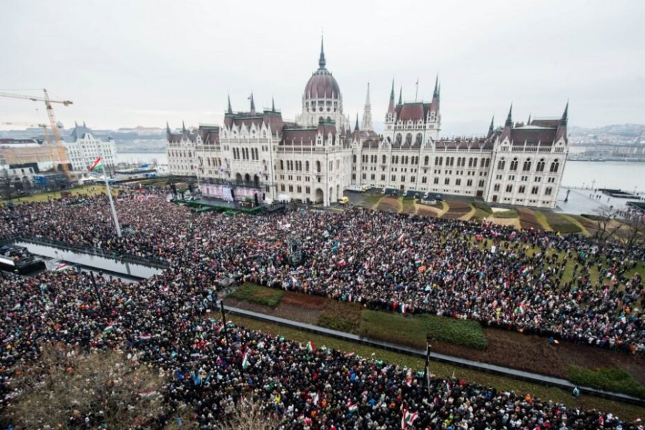 Multitud reunida en la plaza Kossuth frente al Parlamento de Hungría durante los actos del 15 de marzo de 2018