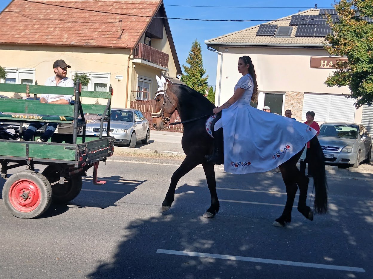 Una participante a caballo durante el desfile de la vendimia