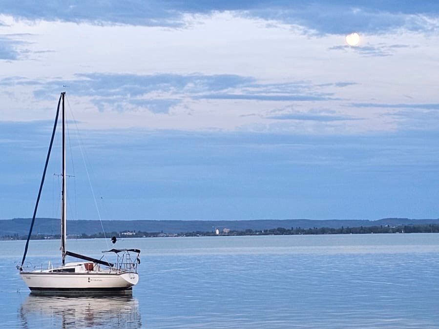 Velero sobre el lago Balaton bajo un cielo vespertino