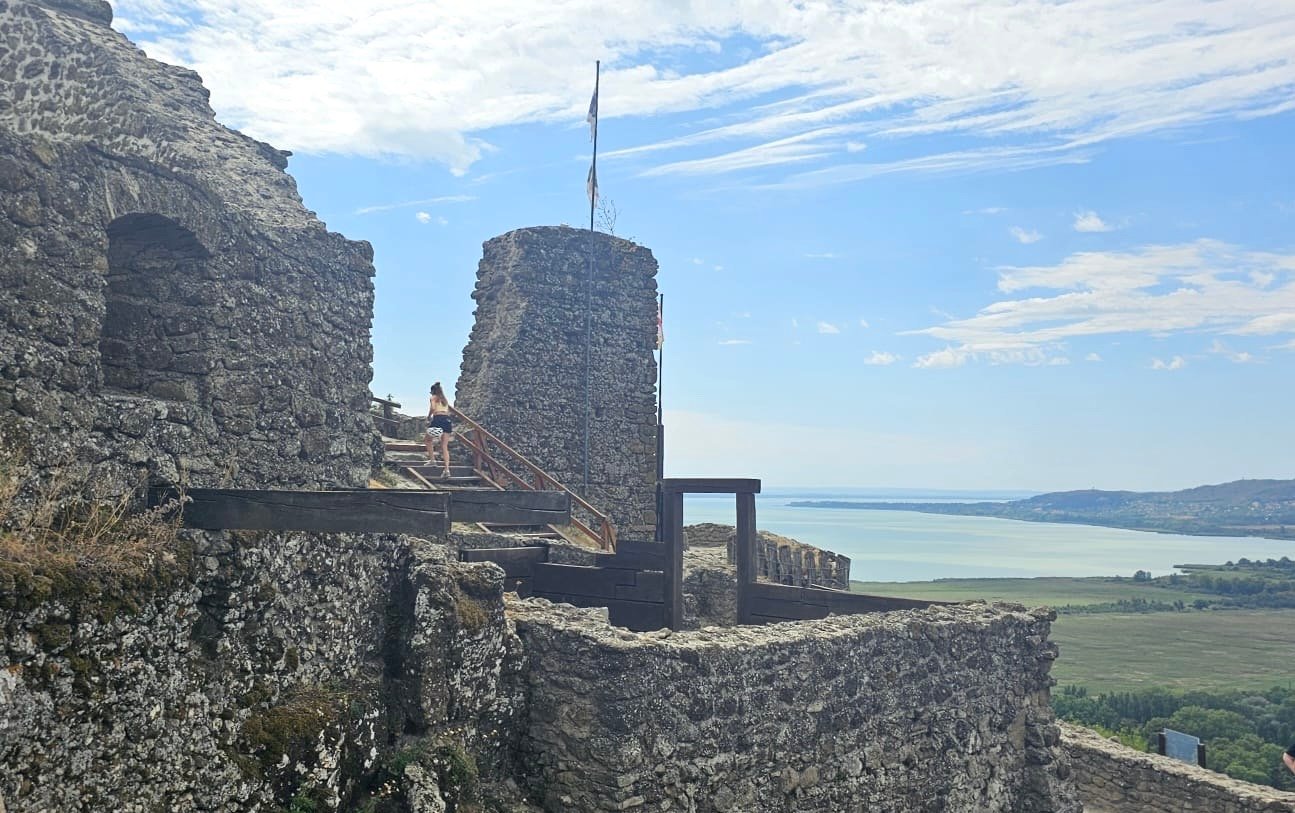 Vista del lago Balaton desde unas ruinas históricas de la región