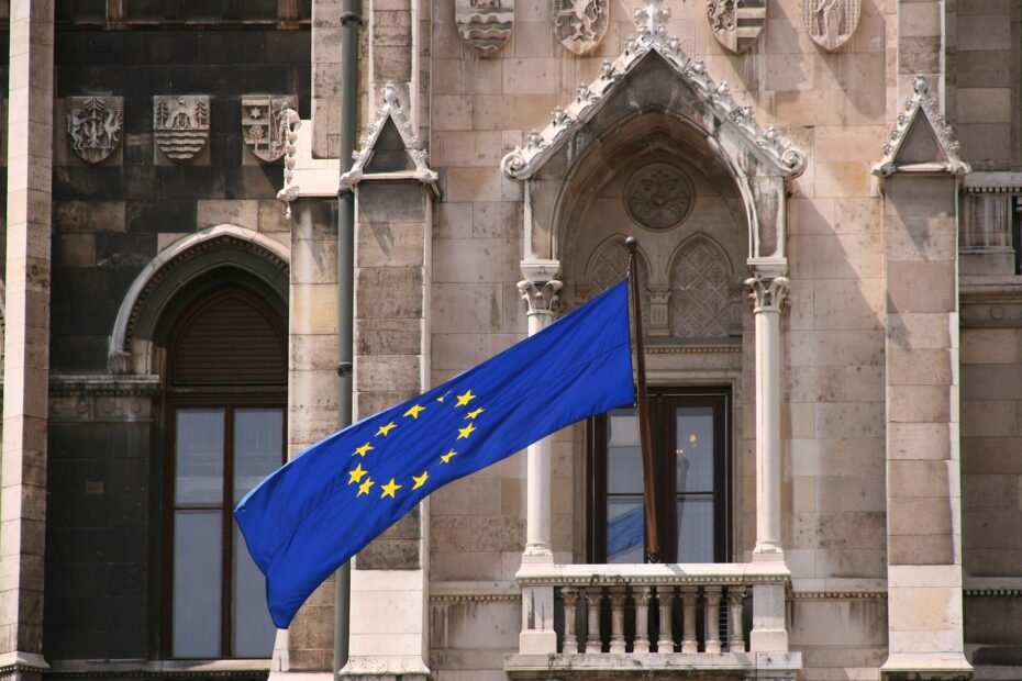 Bandera de la Unión Europea en el Parlamento de Hungría