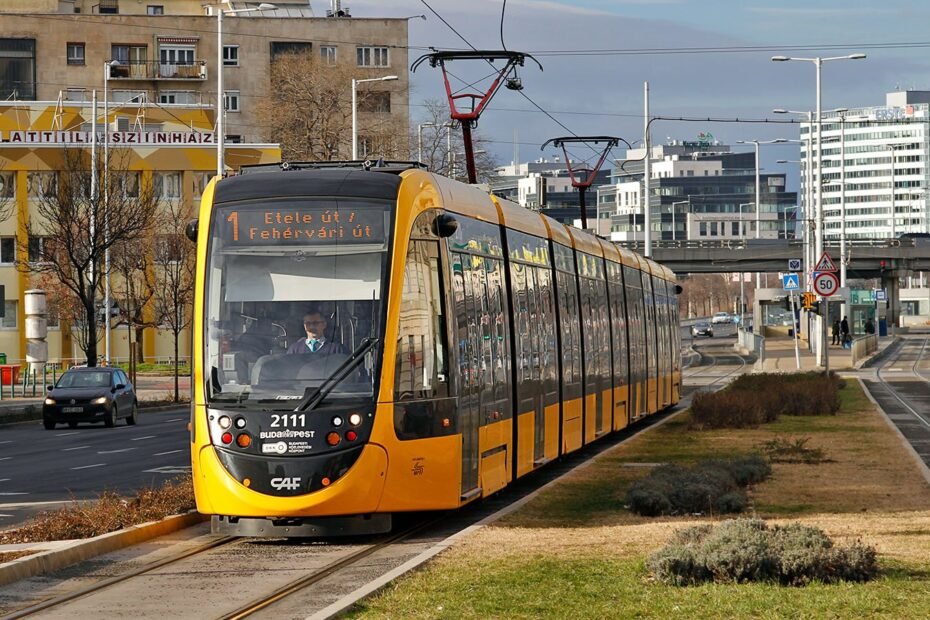 Tranvía CAF Urbos 3 número 2111 en la línea 1 de Budapest