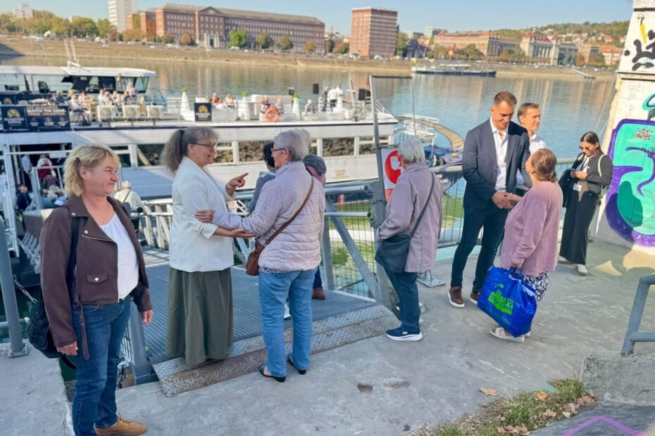 Mayores de Csepel junto al barco antes de la excursión por el Danubio en Budapest