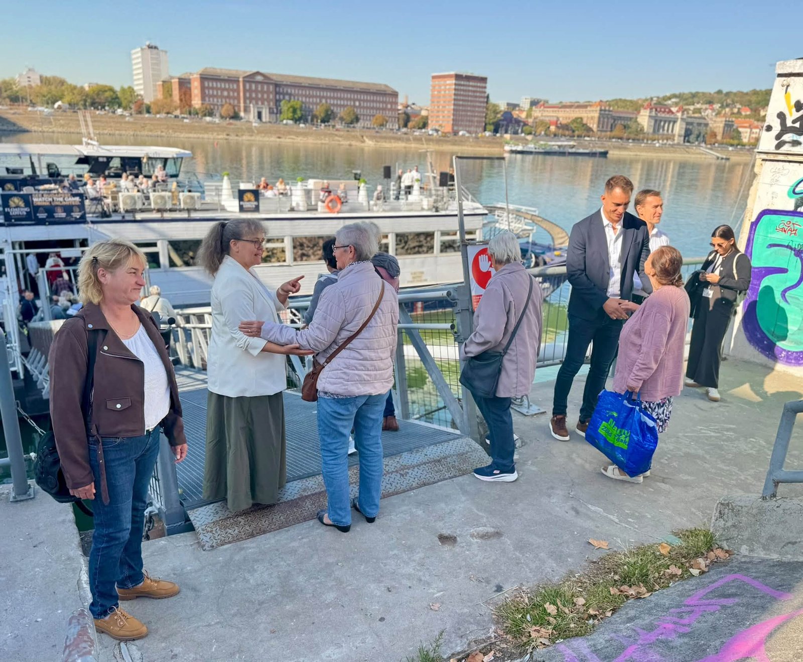 Mayores de Csepel junto al barco antes de la excursión por el Danubio en Budapest