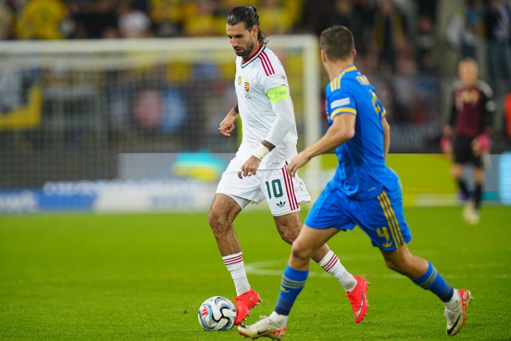 Dominik Szoboszlai conduce el balón durante el partido Ucrania–Hungría de la Nations League