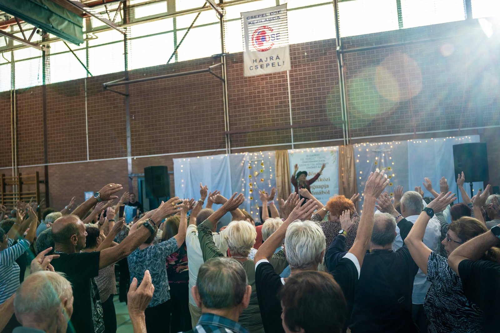 Público levanta las manos durante la celebración del Día Internacional de las Personas de Edad en Csepel