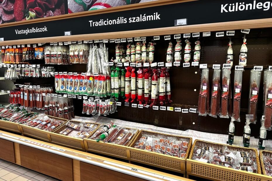 Expositor de salamis y embutidos tradicionales húngaros en un supermercado de Budapest