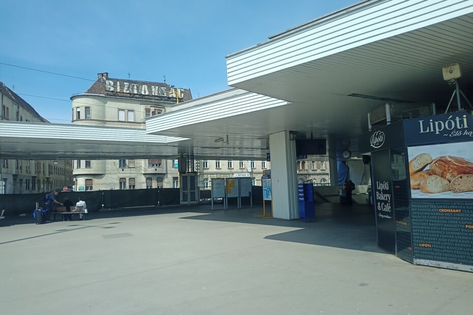 Edificio y andenes de la estación Budapest-Déli