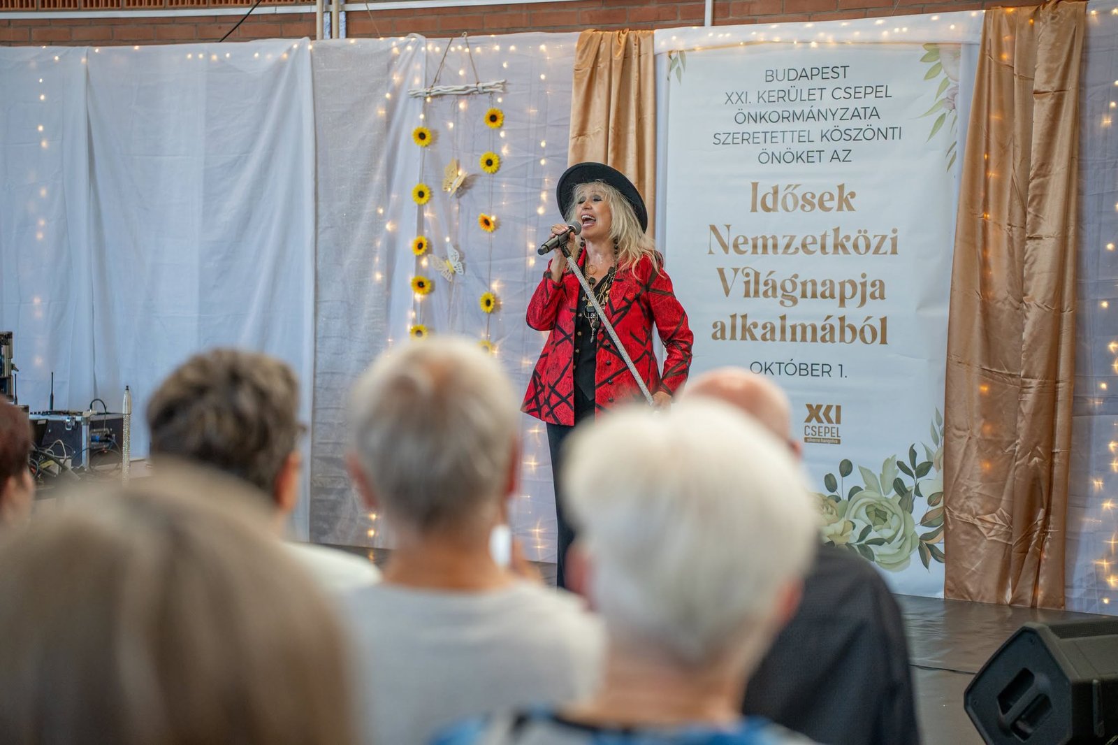 Éva Csepregi canta ante los mayores de Csepel durante el Día Internacional de las Personas de Edad