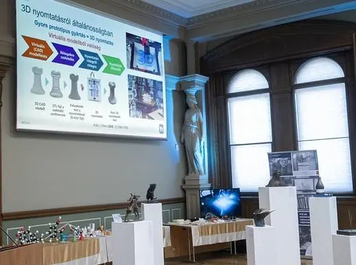 Sala de exposición con modelos y aplicaciones científicas de impresión 3D en Budapest
