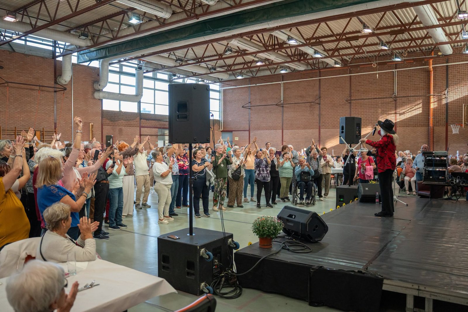 Mayores de Csepel participan en la celebración con música y baile