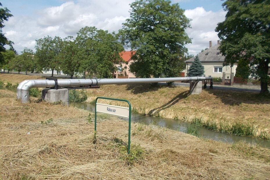 Tubería sobre el río Kis-Rába en Kapuvár, Hungría