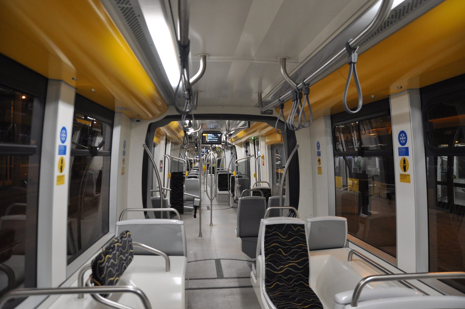 Interior de un tranvía CAF Urbos 3 de la línea 1 de Budapest, fotografía de archivo de 2016.