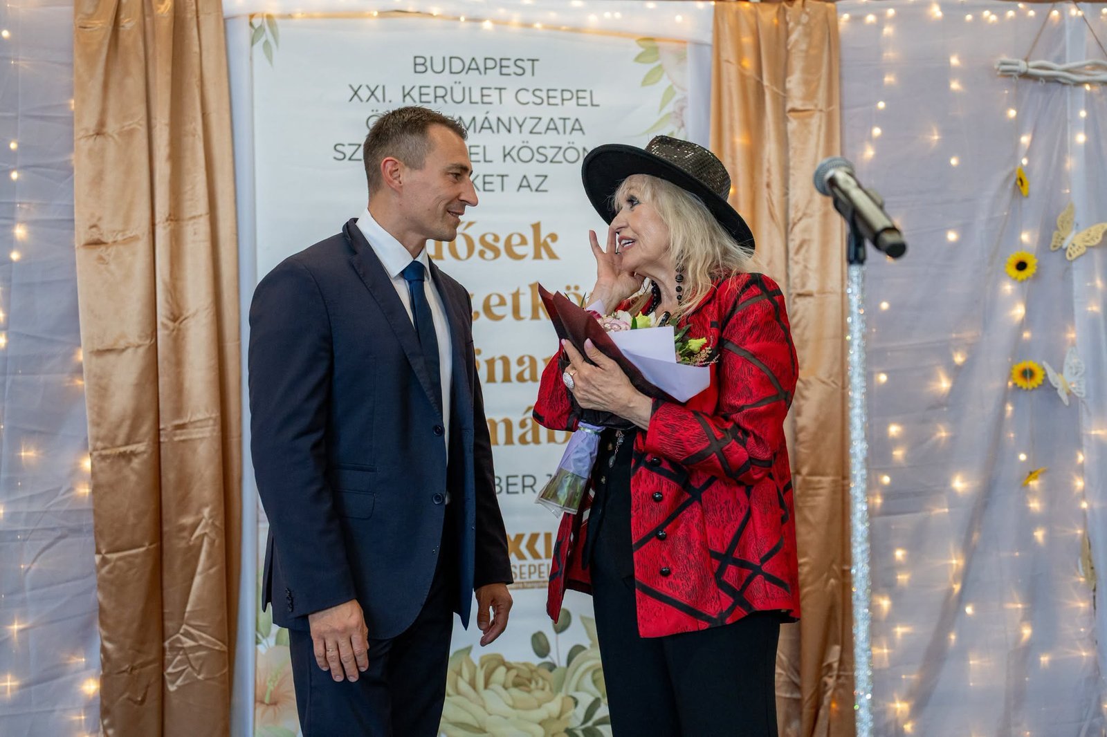 Lénárd Borbély junto a Éva Csepregi durante la celebración de los mayores en Csepel