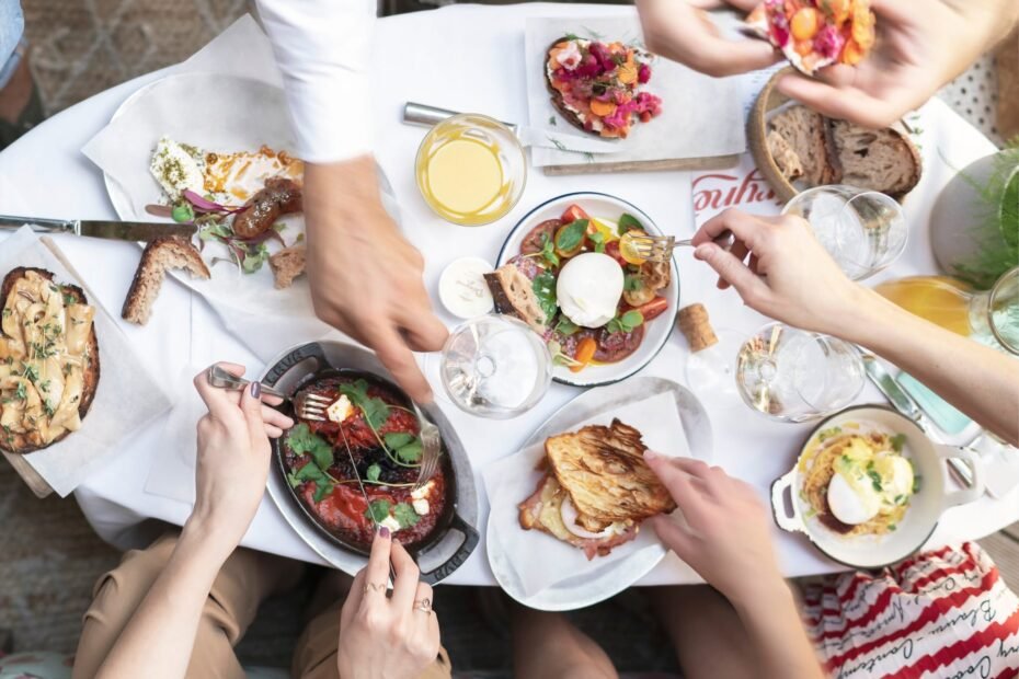 Vista cenital de una mesa con distintos platos y comensales en el restaurante Déryné de Budapest