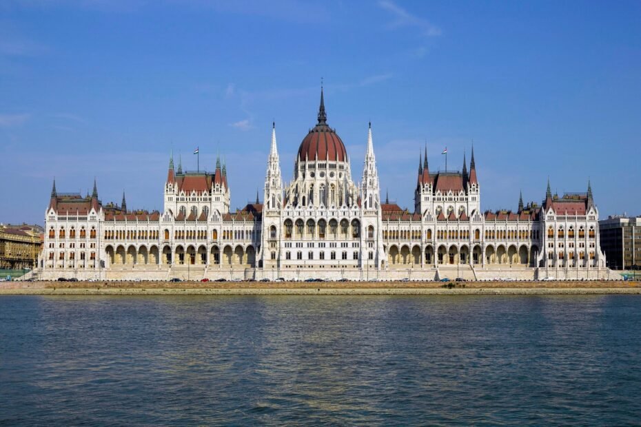 Edificio del Parlamento de Hungría visto desde la orilla de Buda, junto al Danubio.