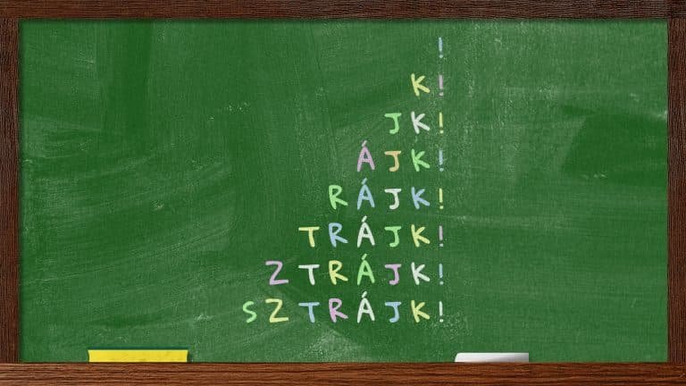 La palabra «sztrájk» (huelga) escrita en una pizarra, imagen sobre la protesta de docentes en Hungría.