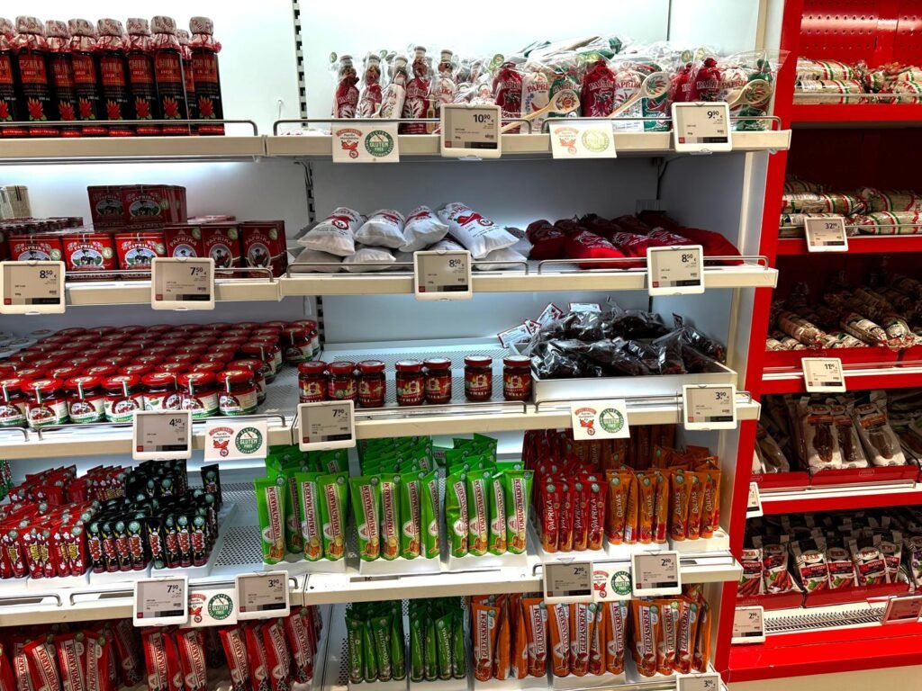 Estantería con productos húngaros de paprika y sus precios en un supermercado de Budapest